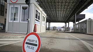 Egy rendőrségi tábla a Koszovó és Szerbia közötti lezárt merdarei határátkelőnél 2022. december 28-án