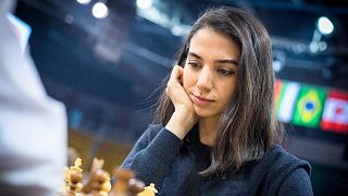 لاعبة الشطرنج الإيرانية سارة خادم