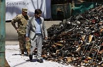 Le président Gabriel Boric visite une usine de destruction des armes à Santiago, le 27 décembre 2022.
