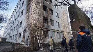 Kollégium gázvezetékét javítják Herszonban egy orosz tüzérségi támadás után
