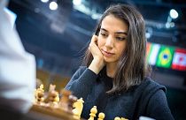 İranlı satranç oyuncusu Sara Hadimuşeria, Kazakistan'da düzenlenen dünya satranç şampiyonası müsabakalarına başörtüsüz katıldı