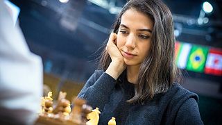 İranlı satranç oyuncusu Sara Hadimuşeria, Kazakistan'da düzenlenen dünya satranç şampiyonası müsabakalarına başörtüsüz katıldı