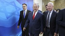 Netanyahu ve Galant (sağ) 