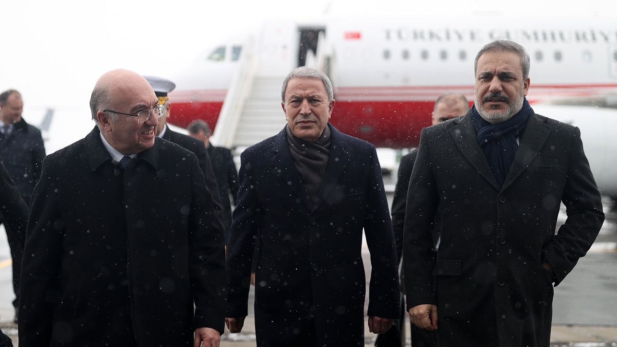 وزير الدفاع التركي خلوصي أكار ورئيس المخابرات التركية هاقان فيدان أثناء وصولهما إلى موسكو