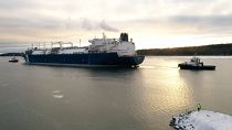 Schwimmendes Flüssiggasterminal erreicht Hafen von Inkoo, 28.12.2022