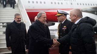 استقبال از وزیر دفاع ترکیه در فرودگاه مسکو جهت گفتگو با همتایان سوریه‌ای به تاریخ ۲۸ دسامبر ۲۰۲۲.