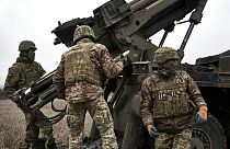 Militaires ukrainiens en train de manœuvrer un canon Caesar, près d'Avdiivka dans la région de Donetsk, le 26 décembre 2022