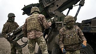 Украинские военные стреляют из французской гаубицы "Цезарь" в Донецкой области