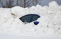 Carro preso na neva, na cidade de Buffalo, no estado de Nova Iorque, EUA 