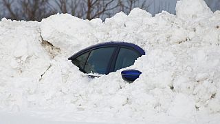 Carro preso na neva, na cidade de Buffalo, no estado de Nova Iorque, EUA 