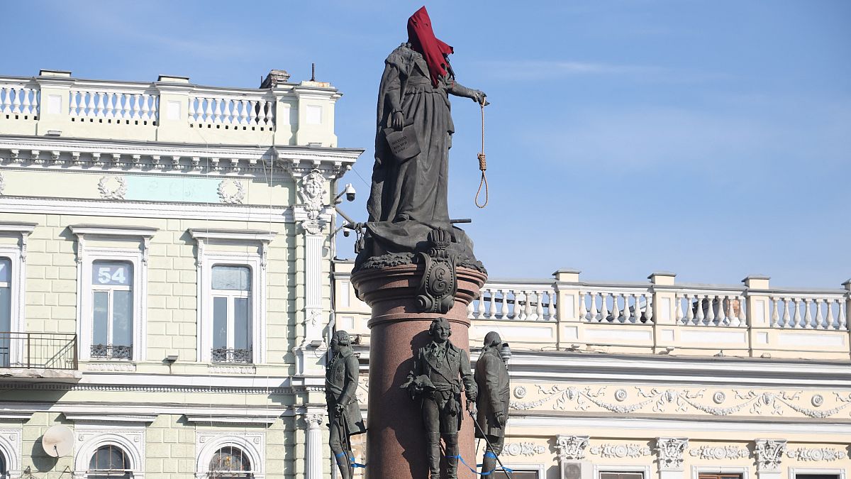 "Памятник основателям Одессы" с фигурой императрицы Екатерины II, на голову которой активисты надели колпак палача после начала войны в Украине
