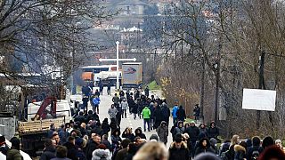 Kosova'nın Mitroviçe kentine bağlı Rudare köyünde kurulan barikatlar nedeniyle yaya yürüyen vatandaşlar