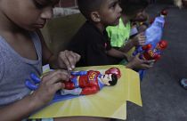 Kinder spielen mit "Super Bigote"-Puppen im Carayaca-Viertel von La Guaira, Venezuela