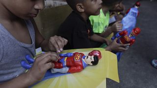Niños juegan con muñecos "Super Bigote" en el barrio Carayaca de La Guaira , Venezuela.
