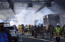 Pompiers  et secouristes sur les lieux d'incendie qui s'est déclaré dans un un tunnel autoroutier à Seoul, le 29 décembre 2022