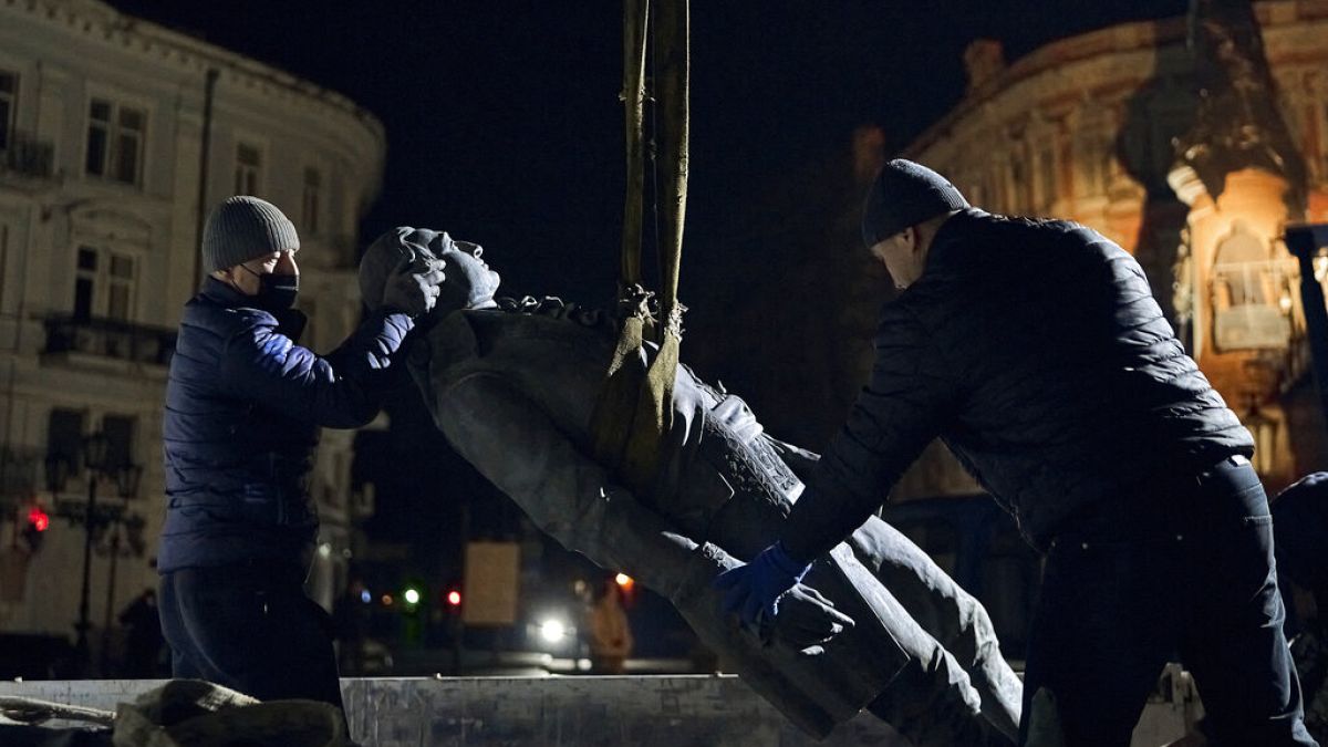 Munkások Nagy Katalin cárnő szobrának bontása közben