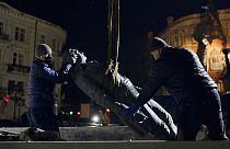 Ουκρανοί καταστρέφουν αγάλματα που συνδέονται με την ρωσική ιστορία