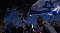 Demonstranten schwenken Fahnen während einer Demonstration gegen die neue Regierung von Benjamin Netanjahu