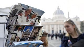 Postal con Benedicto XVI y el papa Francisco en la Plaza de San Pedro