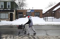 Un homme marche dans une rue de Buffalo, dans l'état de New York. 28 décembre 2022