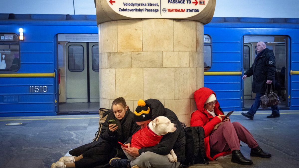 Bewohnerinnen von Kiew in einem Schutzraum in der Metro der Hauptstadt der Ukraine
