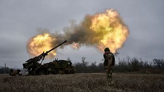 سرباز اوکراینی در کنار سامانه توپخانه‌ای سزار فرانسه که به سوی مواضع روسیه شلیک کرده است