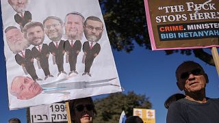 تجمع مردم در اعتراض به فهرست پیشنهادی نتانیاهو برای تشکیل کابینه جدید به تاریخ ۲۹ دسامبر ۲۰۲۲ در جلوی پارلمان این کشور.