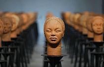 Exposição com bustos de meninas raptadas na Nigéria