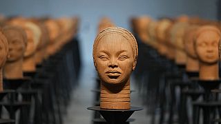 Exposição com bustos de meninas raptadas na Nigéria