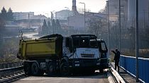 Πυρπολήθηκαν φορτηγά σε γέφυρα κοντά στη Μιτρόβιτσα