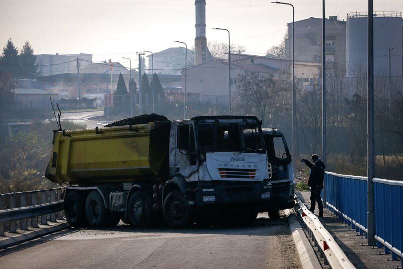 Archivo: Barricada en el puente cerca de la parte norte serbokosovar de Mitrovica, el 29 de diciembre de 2022.