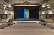 A mikolajivi színház nagyterme a letakart székekkel