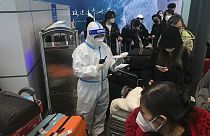 Ankommende Reisende warten stundenlang an Bord von Bussen, die sie vom Flughafen Guangzhou Baiyun in der südchinesischen Provinz Guangdong zu Quarantänehotels