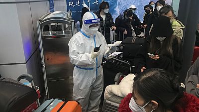Ankommende Reisende warten stundenlang an Bord von Bussen, die sie vom Flughafen Guangzhou Baiyun in der südchinesischen Provinz Guangdong zu Quarantänehotels 
