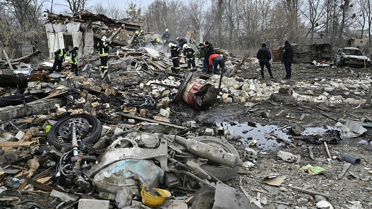В результате российского ракетного удара в четверг в Украине разрушены несколько жилых домов 