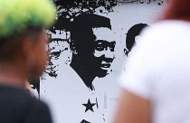 Seguidores de Pelé pasean frente a su imagen en el estadio del Santos brasileño