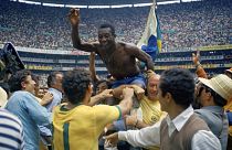 احتفال النجم بيليه مع منتخب بلاده بعد الفوز على إيطاليا ونيلهم كأس العالم عام 1970
