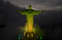 Die Christus-Erlöser-Statue in den Farben der brasilianischen Nationalflagge beleuchtet zu Ehren der verstorbenen Fußballlegende Pelé