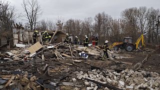 Des secouristes retirent les débris d'une maison détruite à la suite d'un tir de missile russe à Kyiv, 29 décembre 2022.