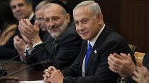رئيس الوزراء الإسرائيلي بنيامين نتنياهو خلال اجتماع لمجلس الوزراء 
