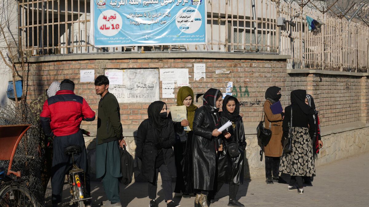 Afgán nők tiltakoznak a kabuli egyetem előtt 2022. december 21-én - képünk illusztráció