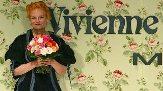 Archives : Vivienne Westwood à la fin du défilé pour sa collection Printemps/été, le 22 juin 2003 à Milan 
