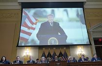 Donald Trump egy kivetítőn a Capitolium megtámadásának körülményeit vizsgáló kongresszusi bizottság mögött