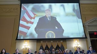 Donald Trump egy kivetítőn a Capitolium megtámadásának körülményeit vizsgáló kongresszusi bizottság mögött