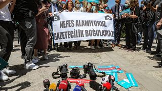 "Nous ne pouvons pas respirer. Le journalisme ne peut pas être noyé !", des manifestants lors d'un rassemblement à Ankara en Turquie - le 29.06.2021