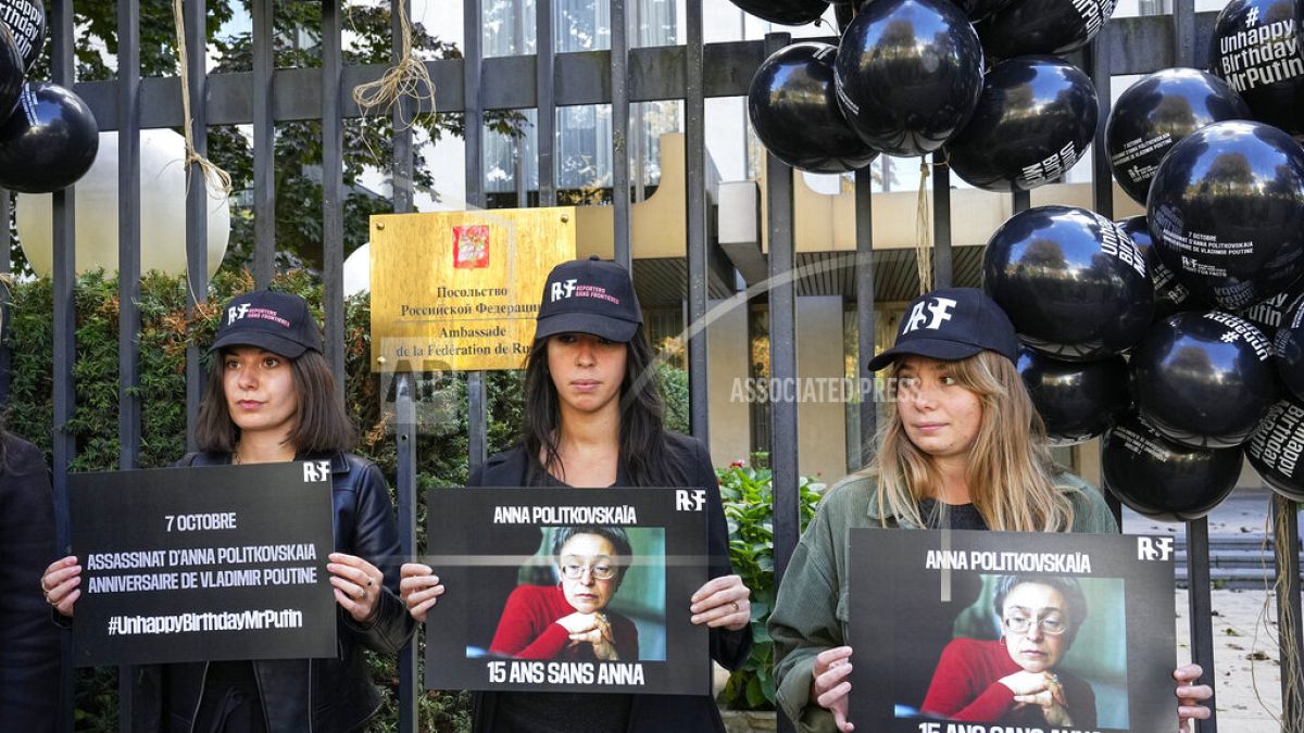 I membri di Reporters Without Borders manifestano fuori dall'ambasciata russa a Parigi, mercoledì 6 ottobre 2021, per rendere omaggio alla giornalista russa Anna Politkovskaya