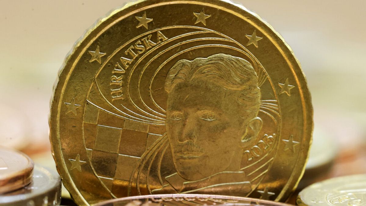 Nikola Tesla tudóst ábrázoló új horvát euróérme a horvát központi bankban Zágrábban