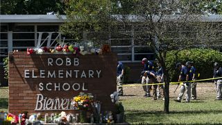 Escuela primaria Robb en Uvalde, Texas, 25 de mayo de 2022, después de que un joven de 18 años matara a 19 estudiantes y dos profesores.