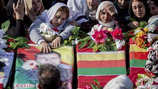 أكراد سوريون خلال جنازة قتلى غارات جوية تركية على قرية المالكية شمال سوريا21 تشرين الثاني/نوفمبر 2022.