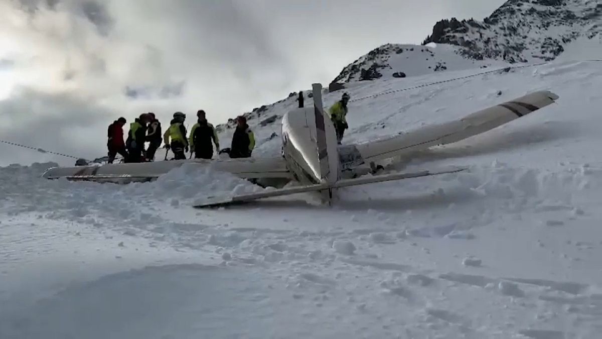 Les services de secours autour de l'avion après son accident.